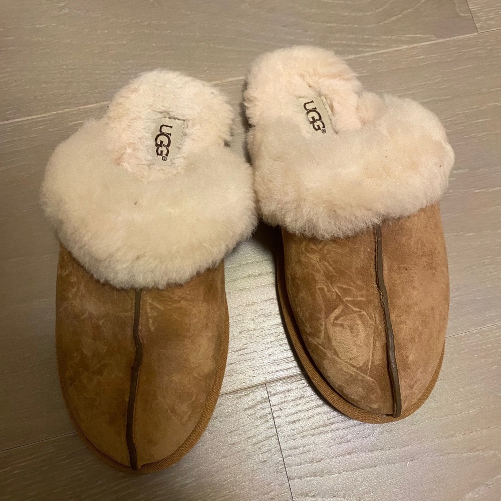 UGG women's suede slipper with plush lining, size 5